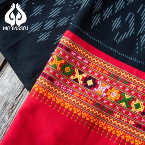 ผ้าฝ้ายมัดหมี่ ลายแมงมุม ต่อตีนจก ผ้าทอร้านผกาพรรณ (Hand Cotton Thai Fabrics )
