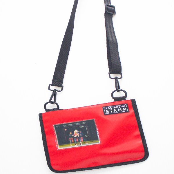 กระเป๋าผ้าใบ PVC ติดแสตมป์ ทรง Crossbody (สีแดง)