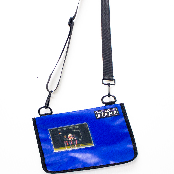 กระเป๋าผ้าใบ PVC ติดแสตมป์ ทรง Crossbody (สีน้ำเงิน)